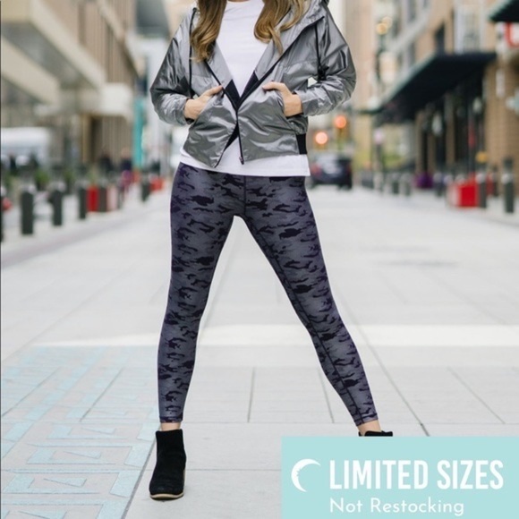 ZYIA Active NWT Silver Camo Supreme Hi-Rise 7/8 24” Leggings Size 6-8 - Picture 5 of 13